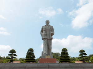 kinh-nghiem-kham-pha-quang-truong-ho-chi-minh-moi-nhat-2024-anh2