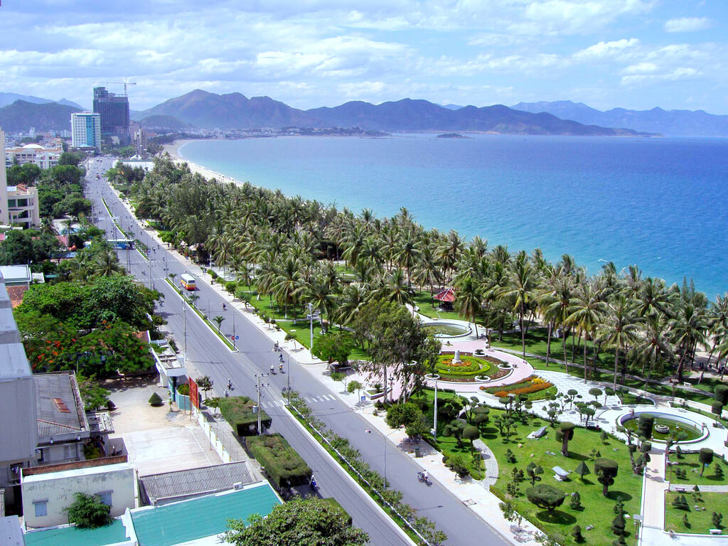 Khung cảnh biển hùng vĩ từ đường Trần Phú Nha Trang 1