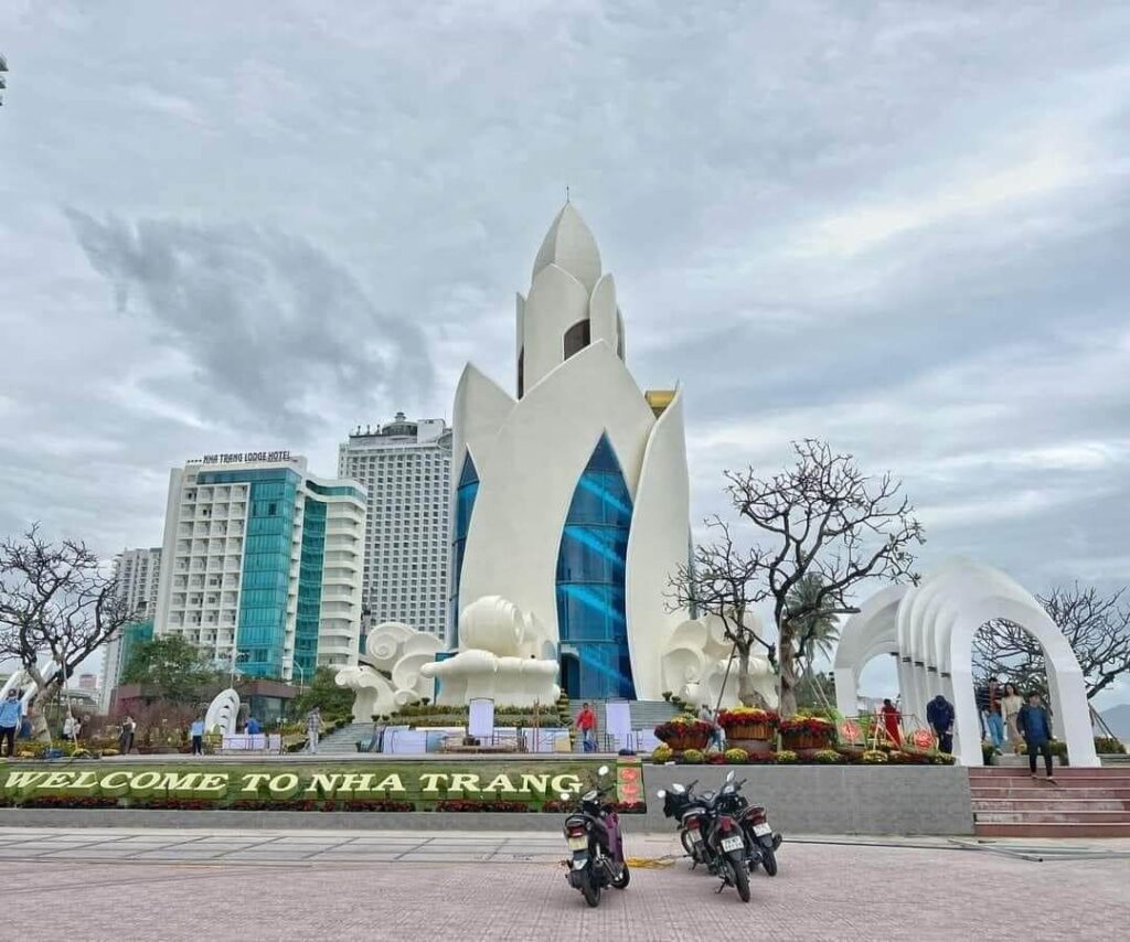 thap-tram-huong-nha-trang-hoa-quyen-giua-nghe-thuat-va-bien-ca-anh1